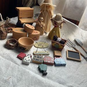 Crafters lot assorted corn husk dolls shadow box containers baskets ect. 24 piec